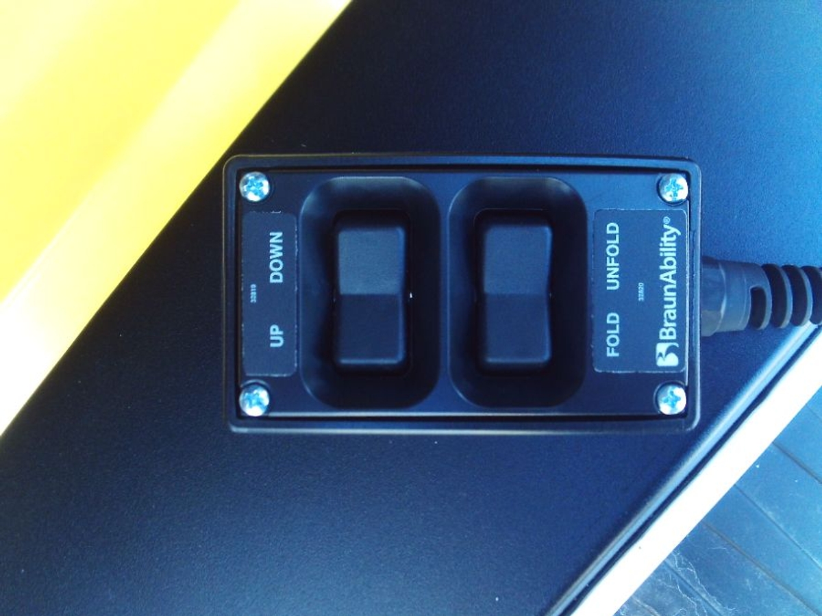 White Ford T350 image number 15