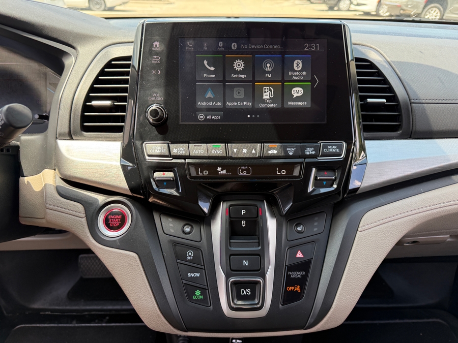 White Honda Odyssey image number 16