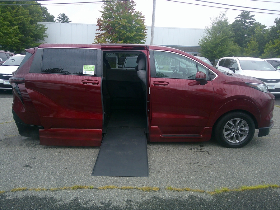 2022 Toyota Sienna LE - Photo 1