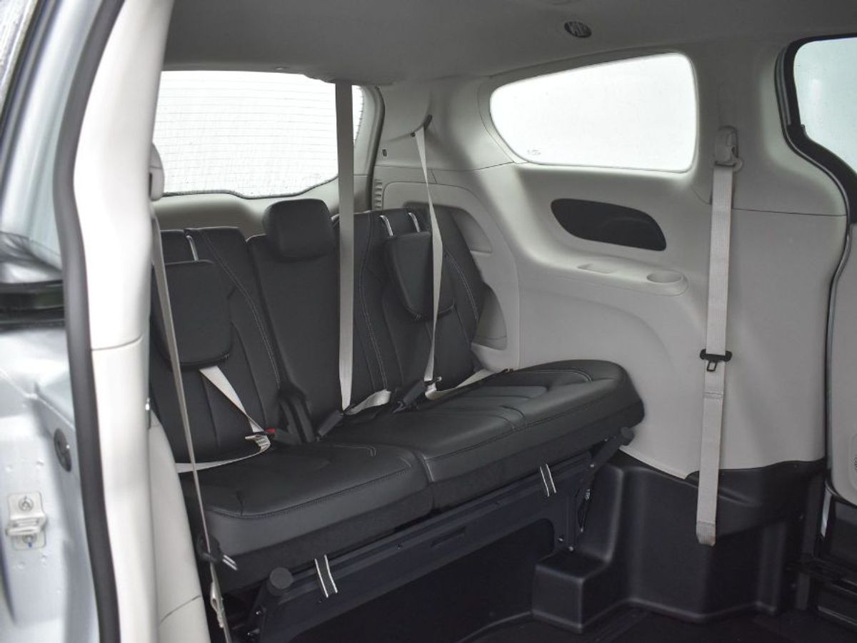 Silver Chrysler Pacifica image number 2