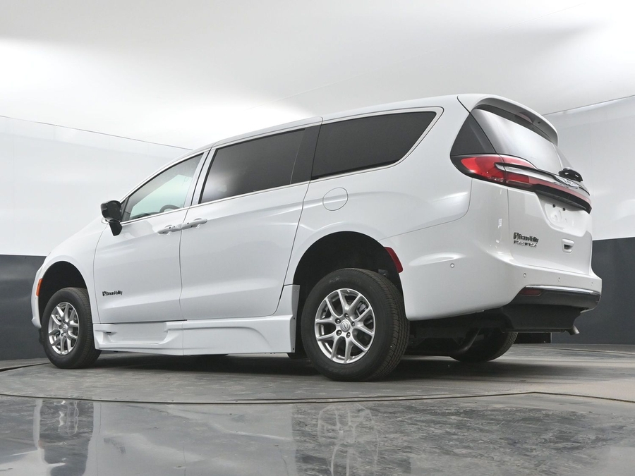 New 2025 Chrysler Pacifica Select Safety - BraunAbility Side Entry Entry Fold Out Automatic Ramp