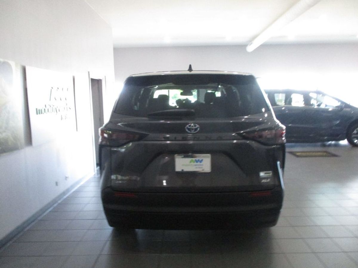 Grey Toyota Sienna image number 4