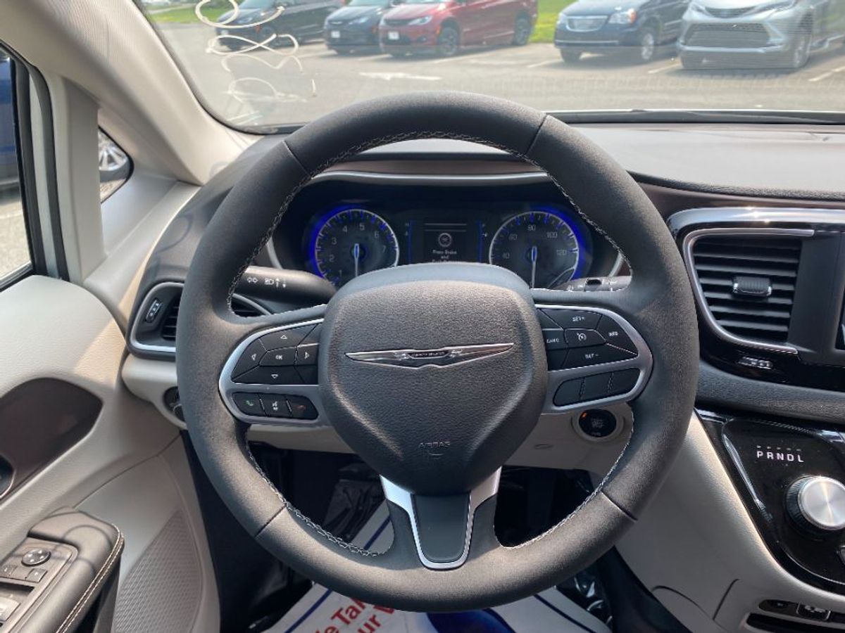 Silver Chrysler Voyager image number 9