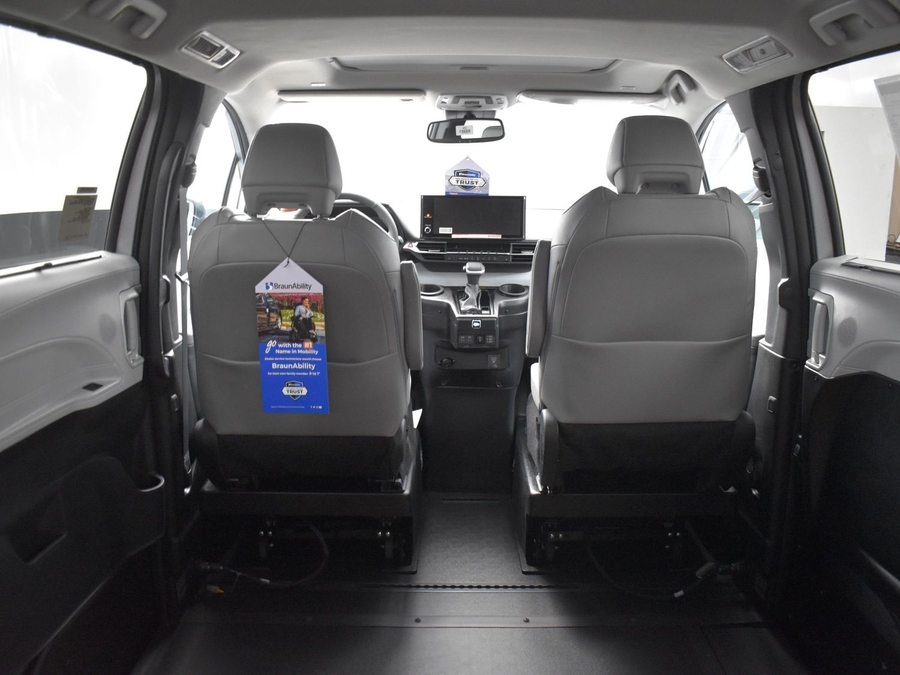 New 2025 Toyota Sienna Hybrid XLE Plus - BraunAbility Side Entry Entry In Floor Automatic Ramp