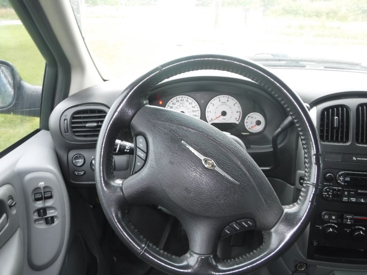 2006 CHRYSLER TOWN AND COUNTRY - Image 11