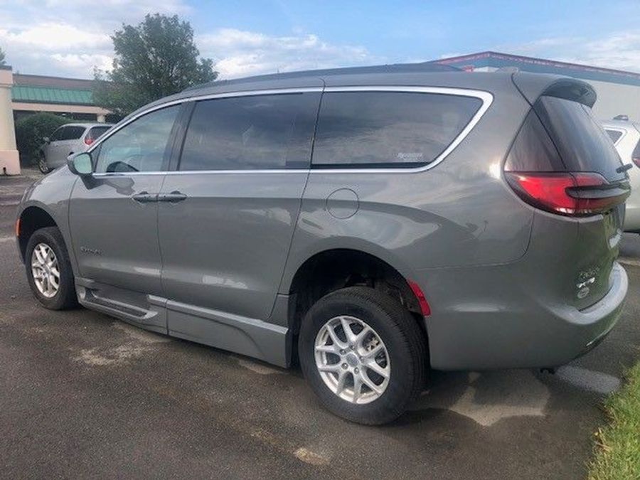 Used 2022 Chrysler Pacifica Touring L - BraunAbility Side Entry Entry Fold Out Automatic Ramp