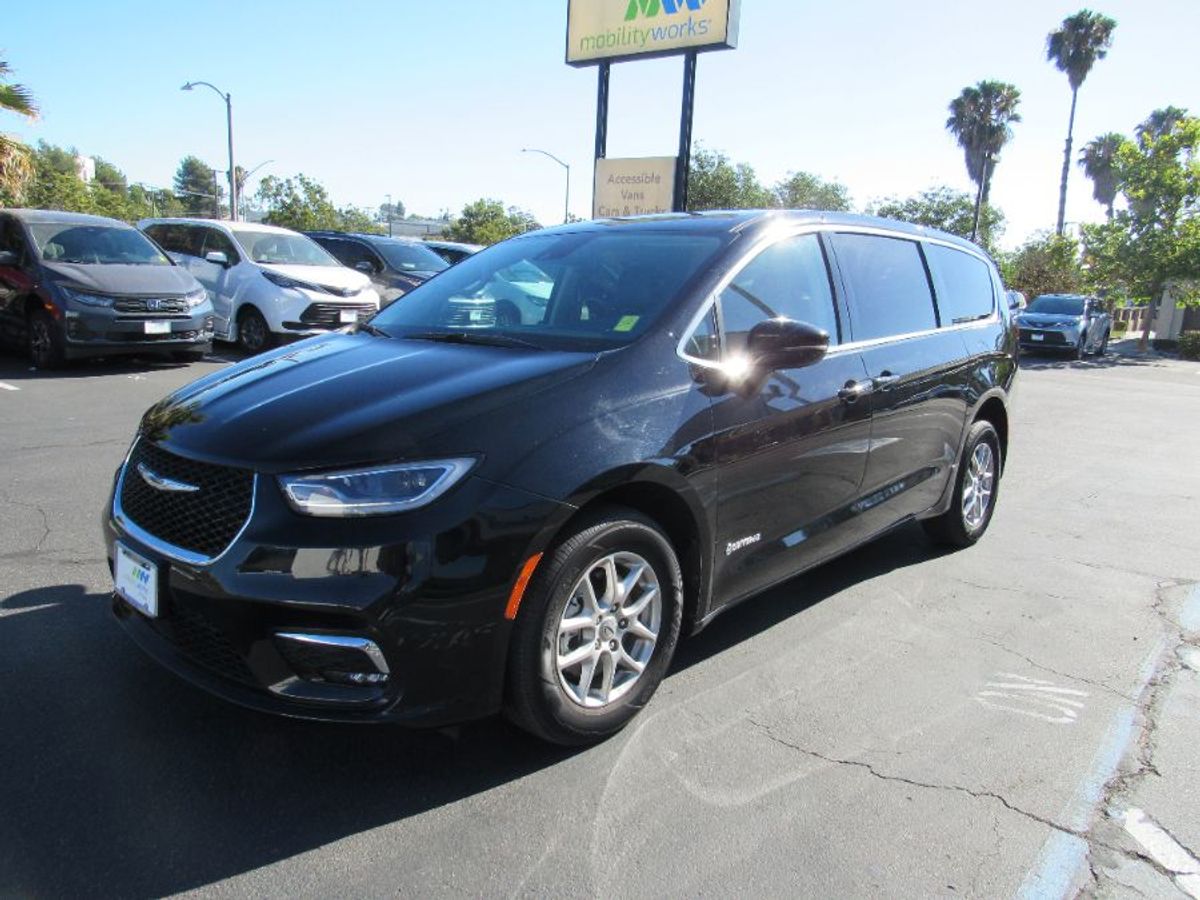Black Chrysler Pacifica image number 8