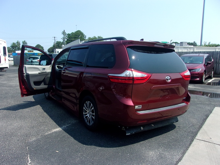 Red Toyota Sienna image number 3
