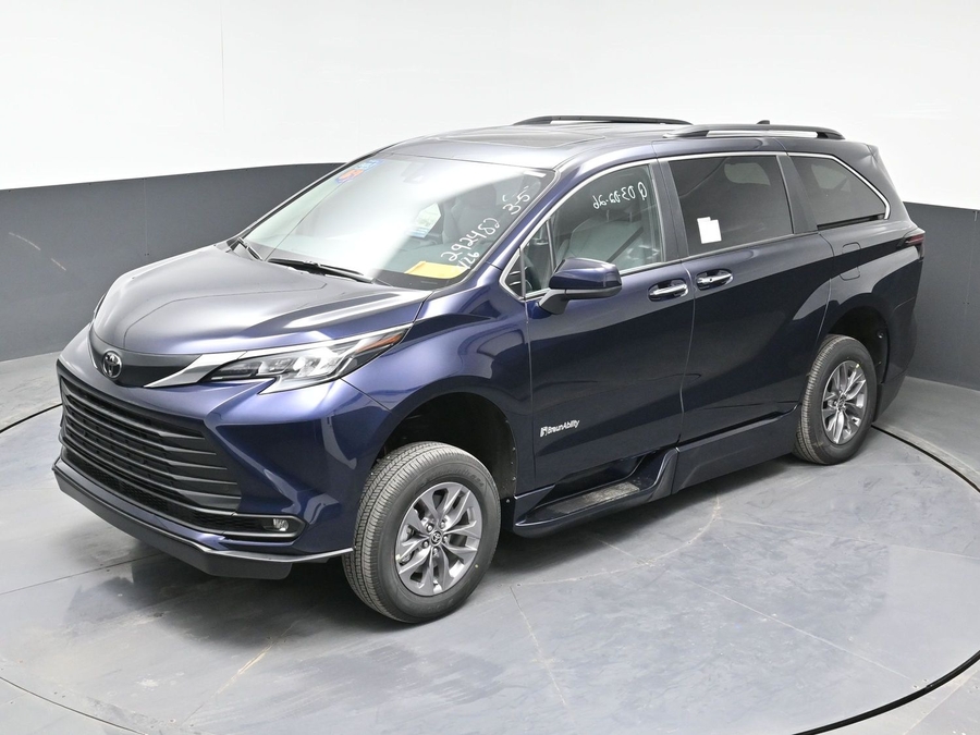 New 2026 Toyota Sienna Hybrid XLE Base - BraunAbility Side Entry Entry Fold Out Automatic Ramp