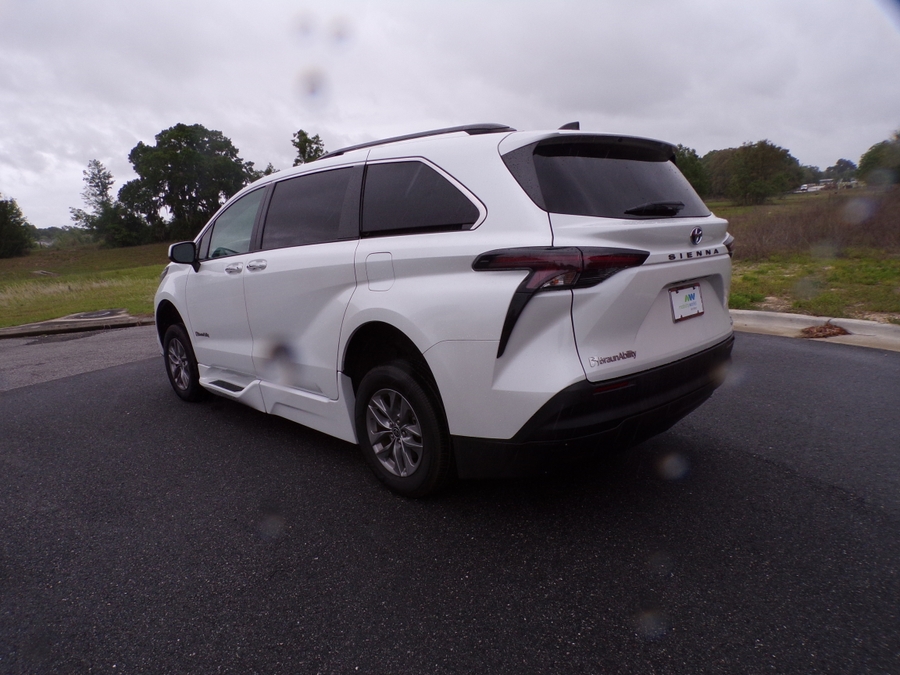 White Toyota Sienna image number 1