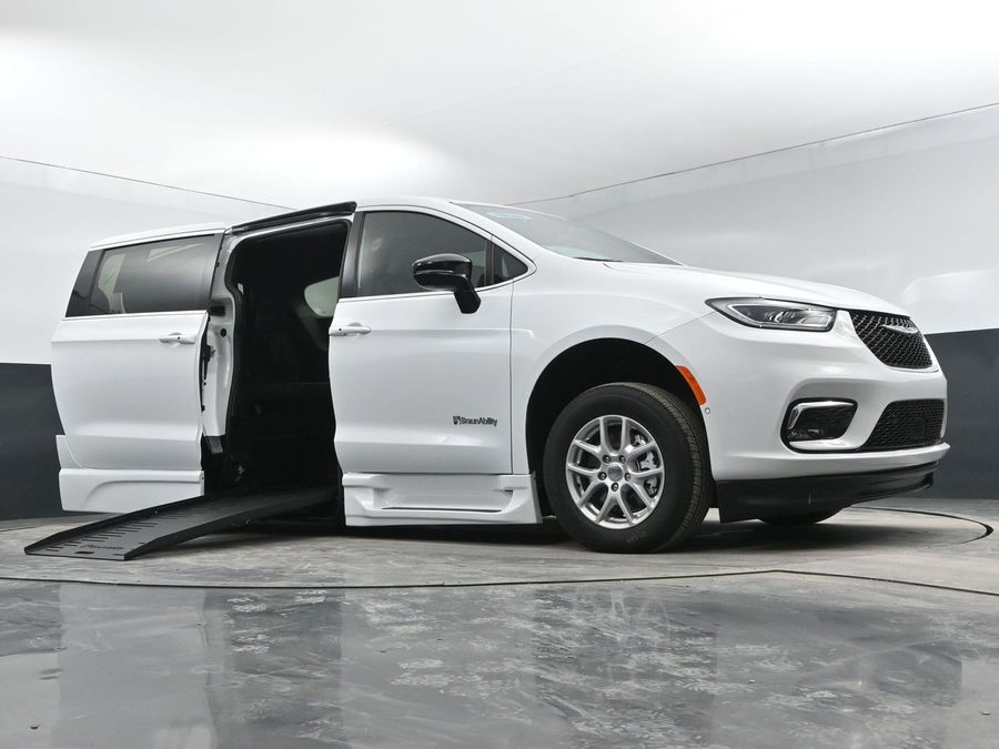 New 2025 Chrysler Pacifica Select Safety - BraunAbility Side Entry Entry Fold Out Automatic Ramp