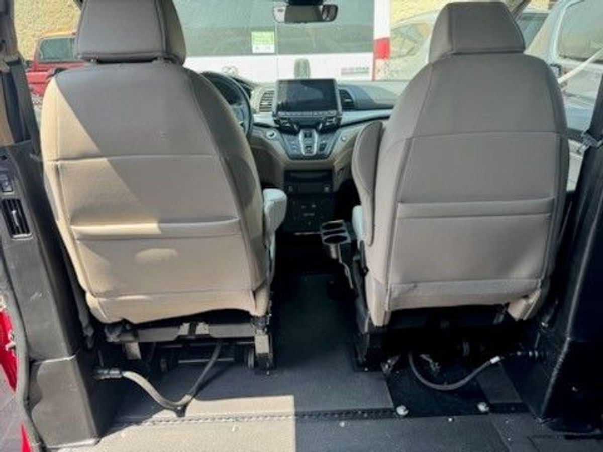 Red Honda Odyssey image number 3