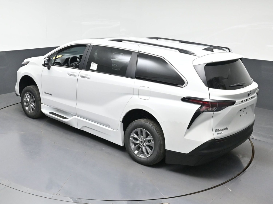 New 2026 Toyota Sienna Hybrid XLE Base - BraunAbility Side Entry Entry Fold Out Automatic Ramp
