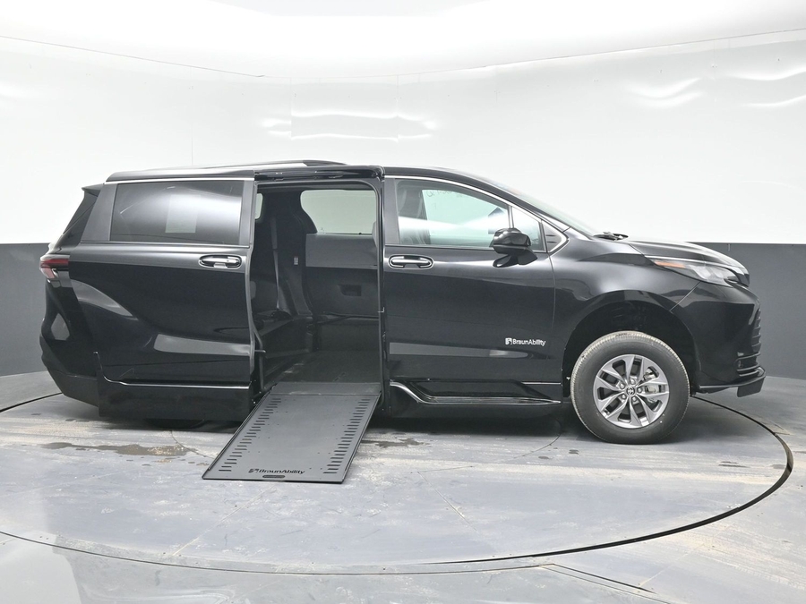 Black Toyota Sienna image number 7