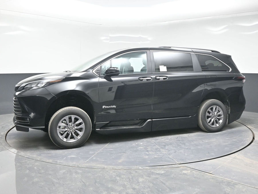 Black Toyota Sienna image number 2