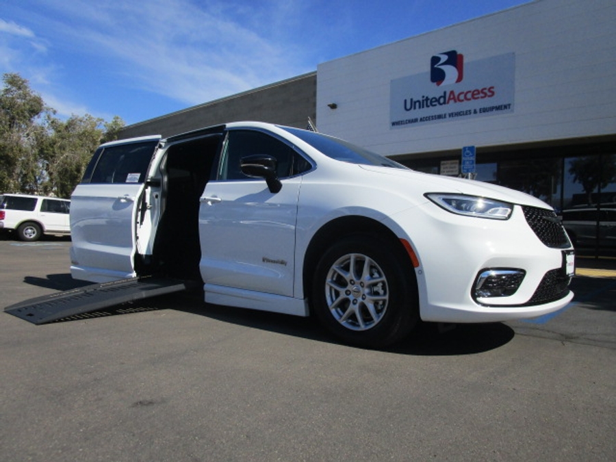New 2025 Chrysler Pacifica Select Safety - BraunAbility Side Entry Entry Fold Out Automatic Ramp