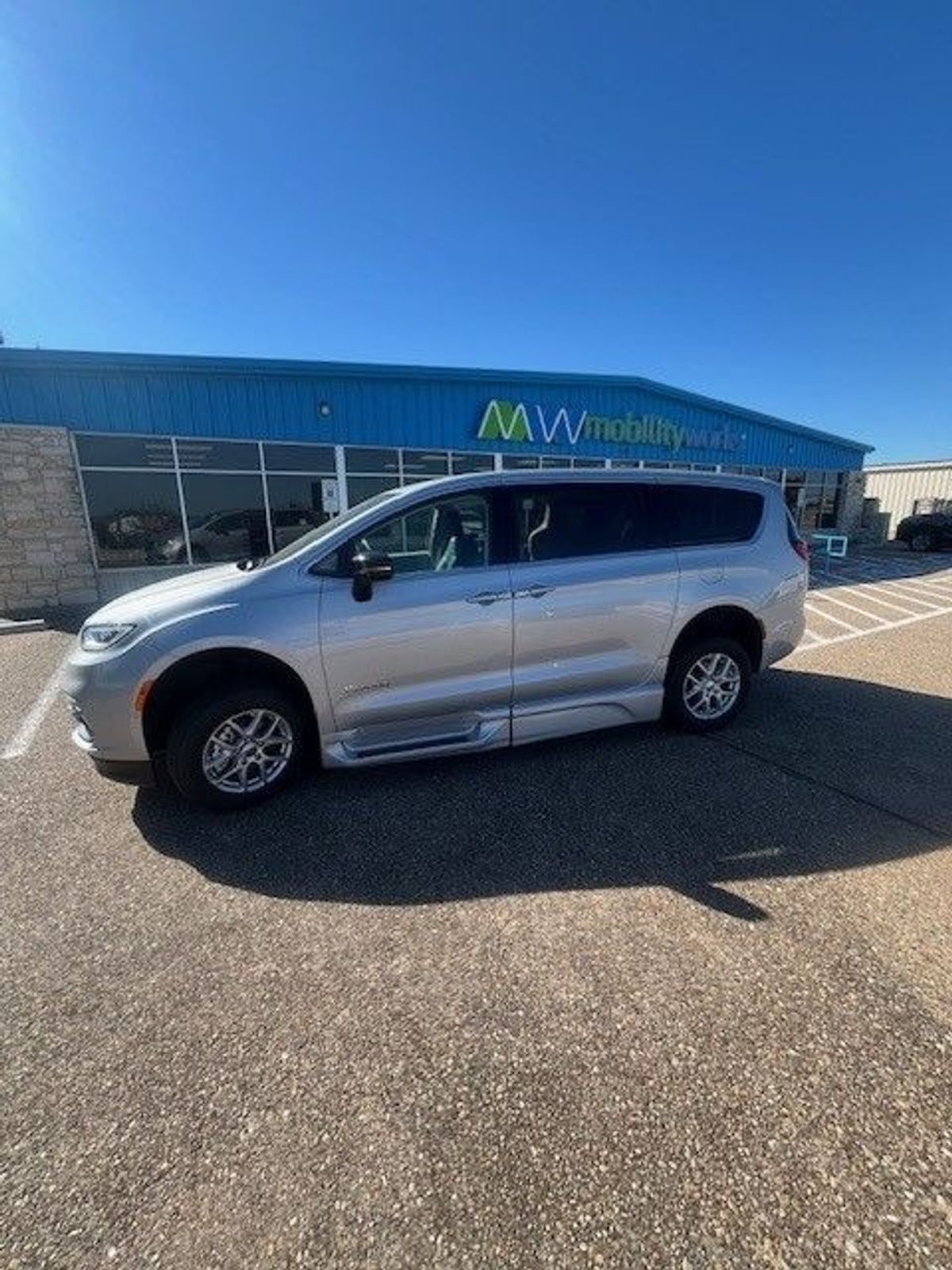 Silver Chrysler Pacifica image number 3