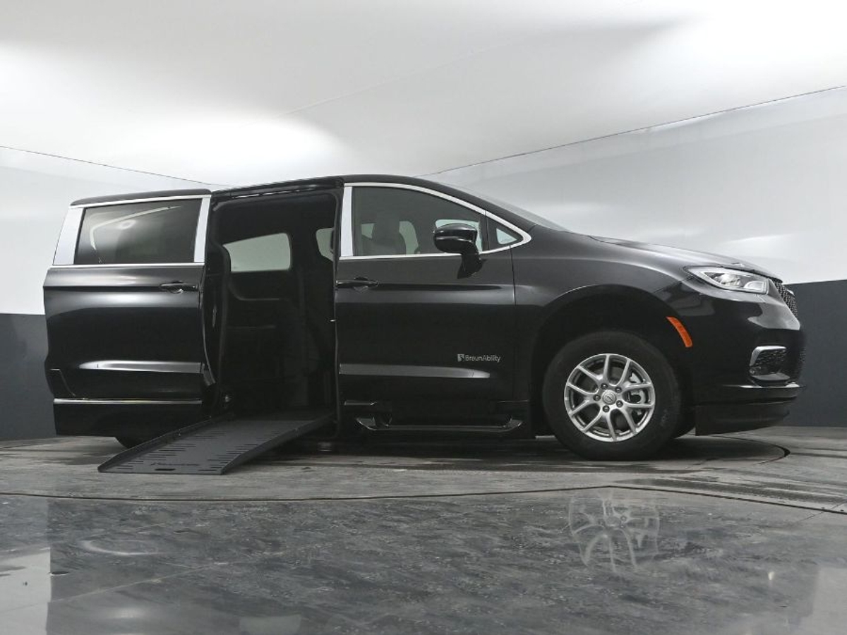 Black Chrysler Pacifica image number 18