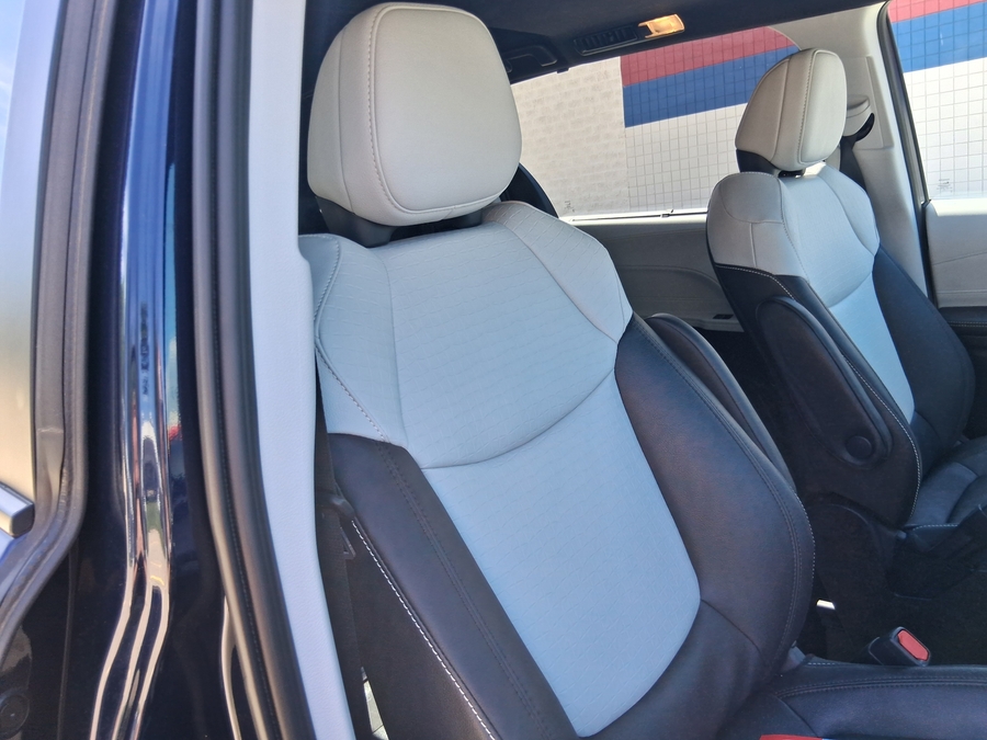 Blue Toyota Sienna image number 3