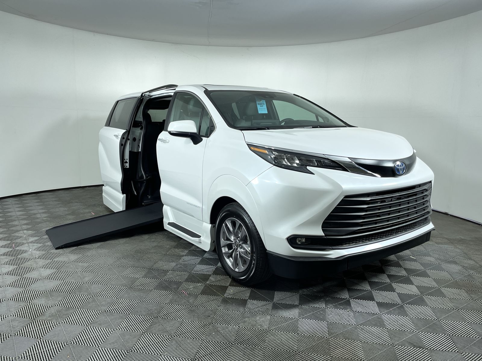 2025 Toyota Sienna AWD XLE Plus