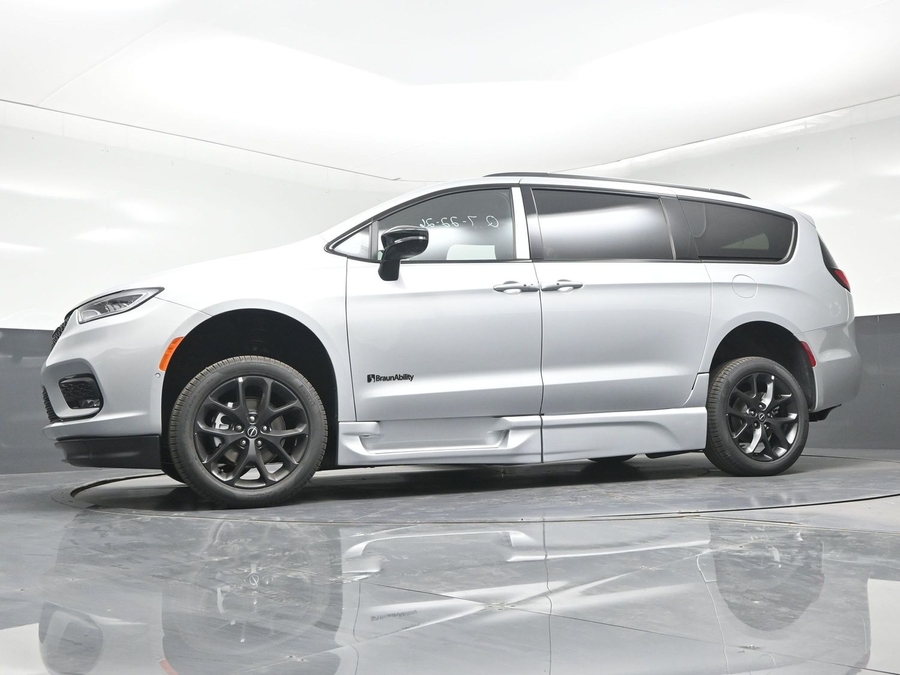 2026 Chrysler Pacifica Select - Photo 13