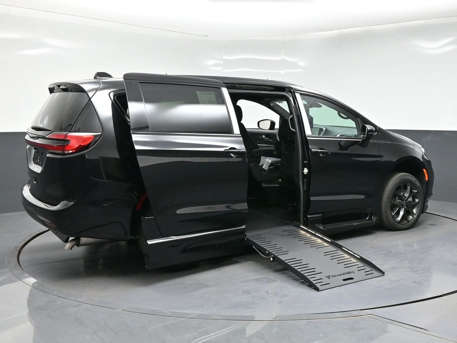 New 2026 Chrysler Pacifica Select Sport - BraunAbility Side Entry Fold Out Automatic Ramp
