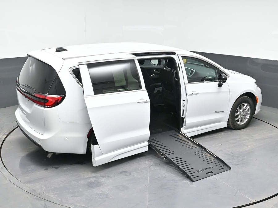 White Chrysler Pacifica image number 25