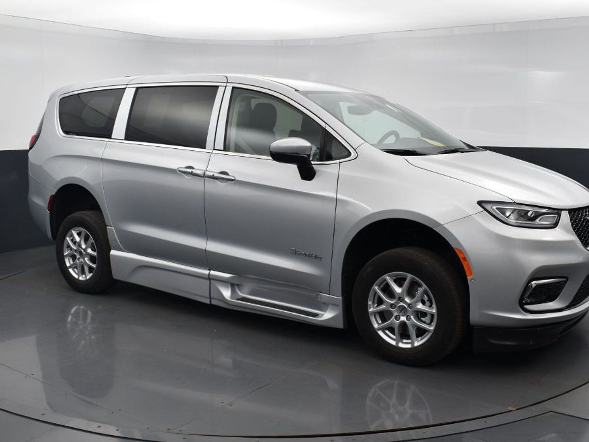 Silver Chrysler Pacifica image number 8