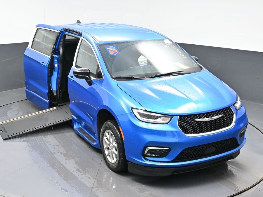 New 2026 Chrysler Pacifica Select Safety - BraunAbility Side Entry Entry In Floor Automatic Ramp