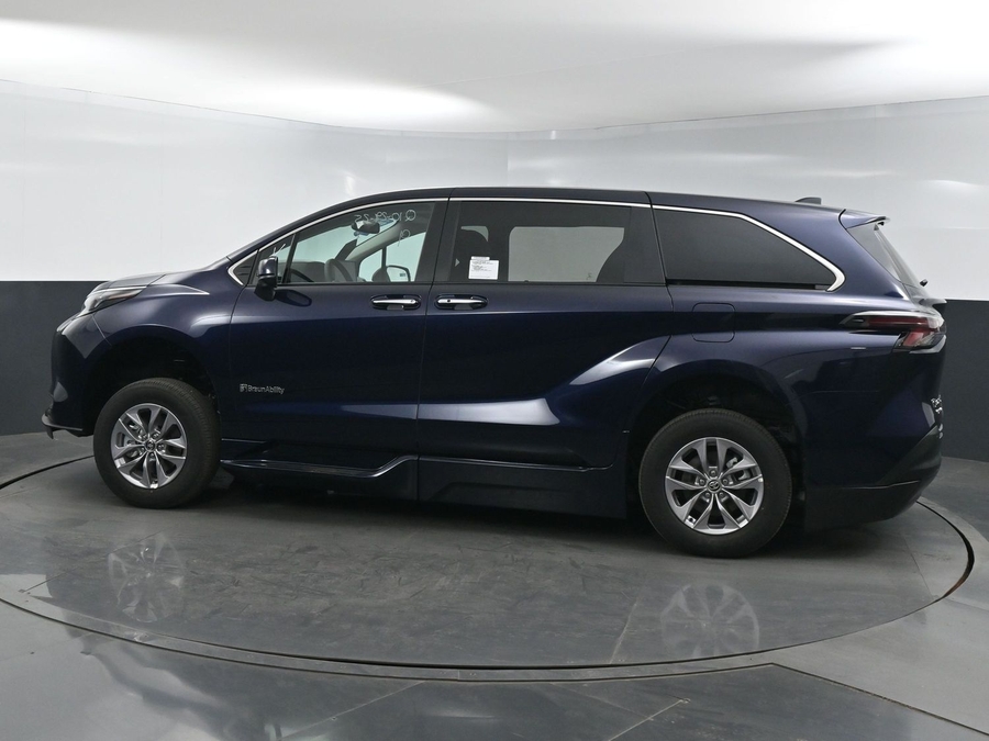 New 2025 Toyota Sienna Hybrid XLE Base - BraunAbility Side Entry Entry In Floor Automatic Ramp