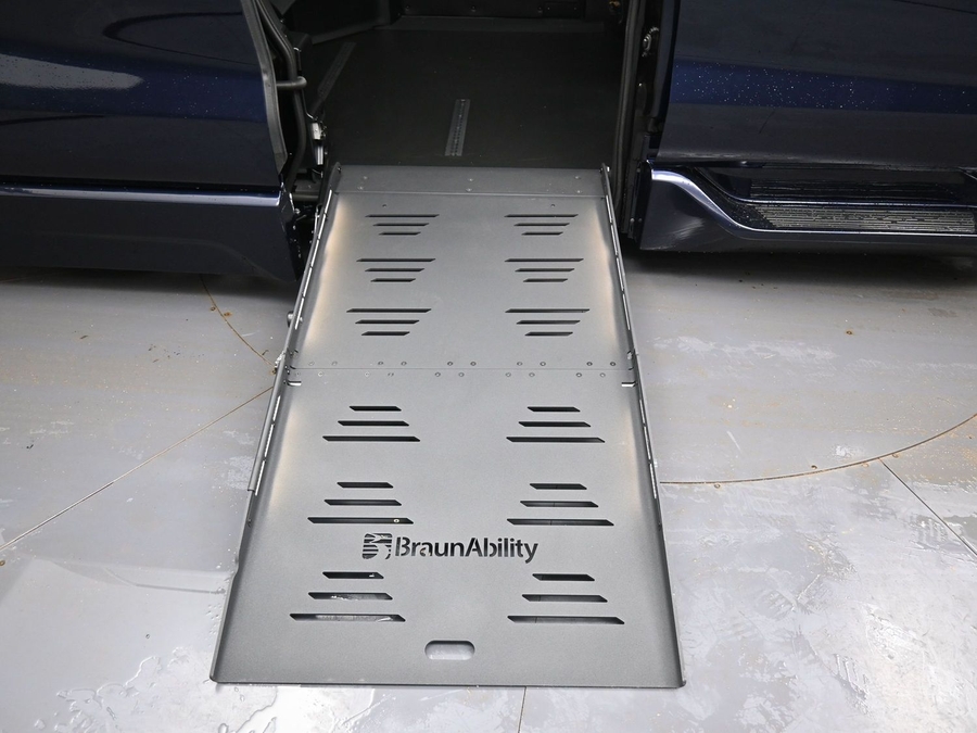 New 2026 Toyota Sienna Hybrid XLE Base - BraunAbility Side Entry Entry Fold Out Automatic Ramp