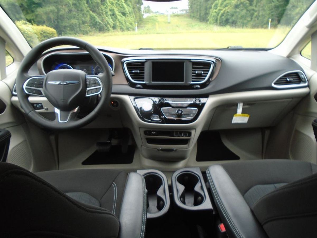 Red Chrysler Voyager image number 26