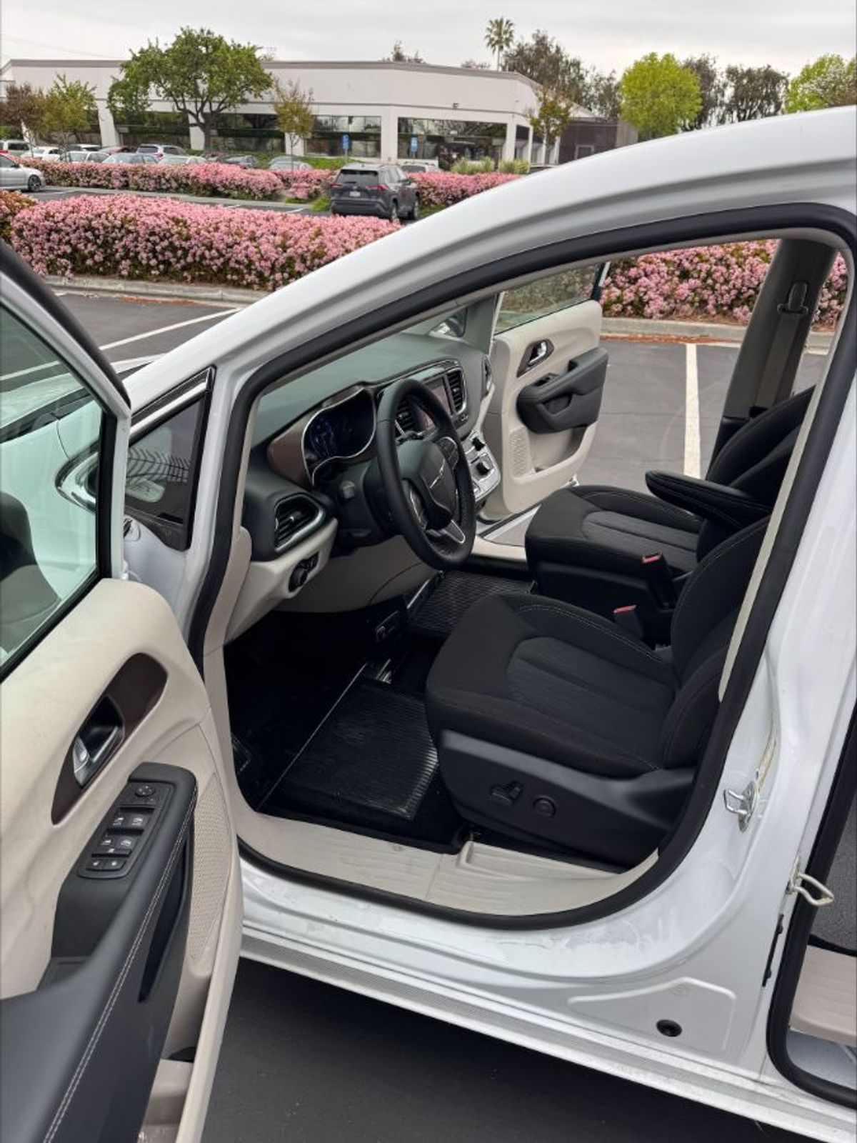 2024 CHRYSLER VOYAGER - Image 5