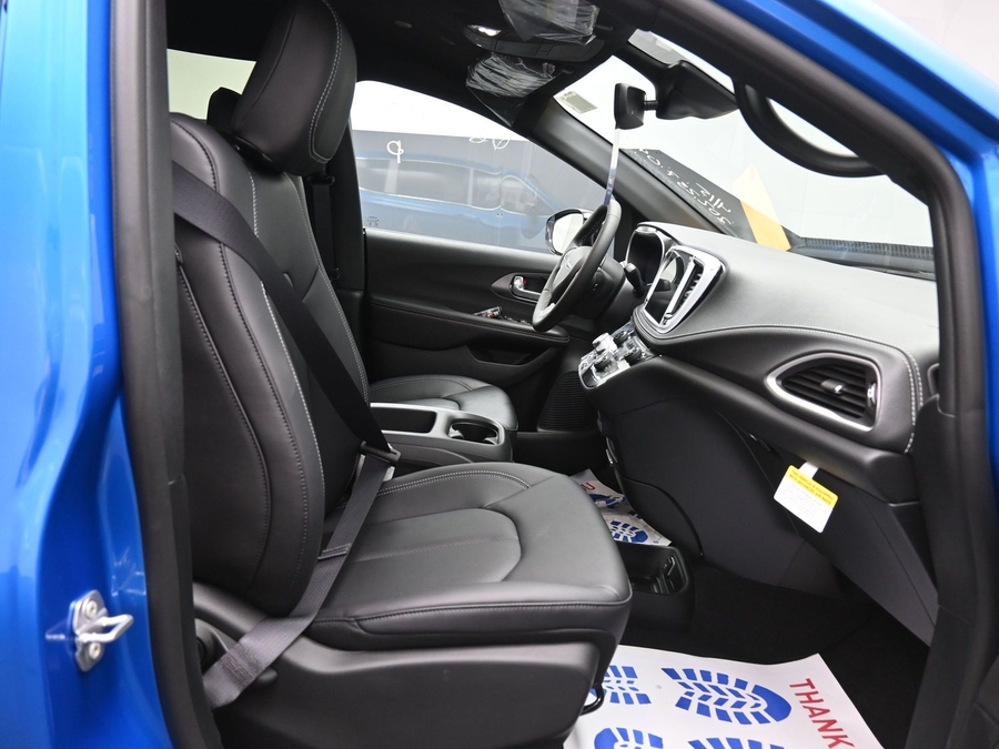 Blue Chrysler Pacifica image number 15