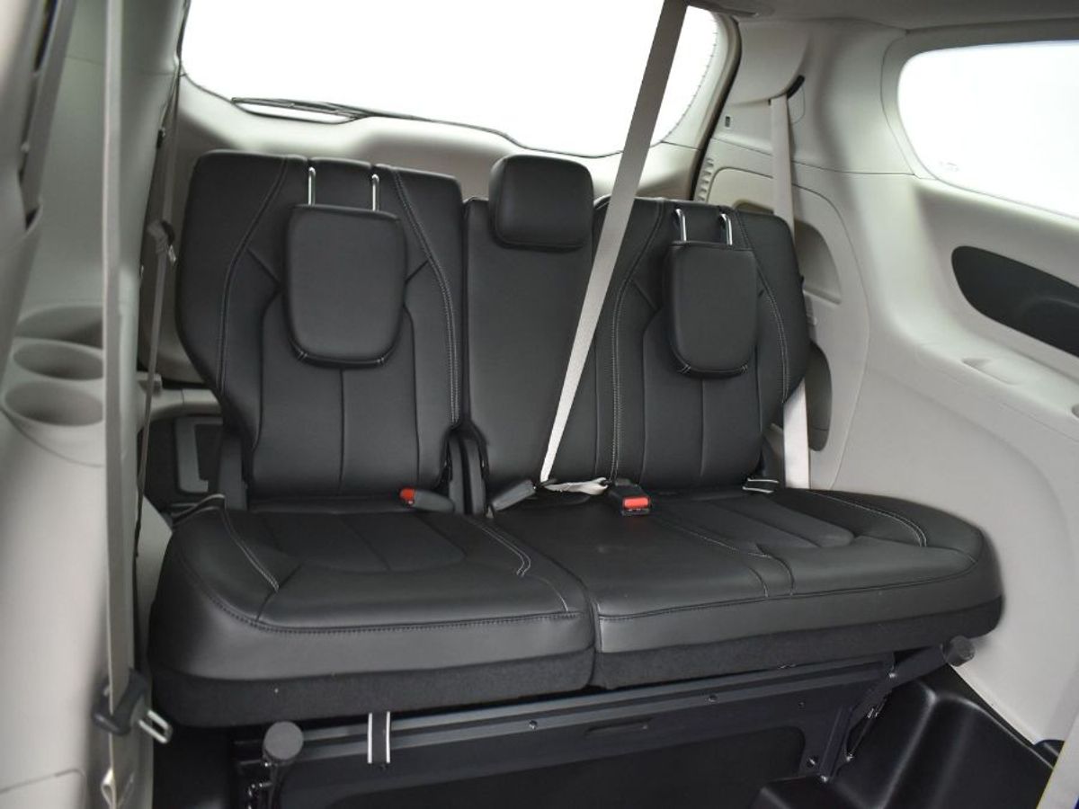 Black Chrysler Pacifica image number 3