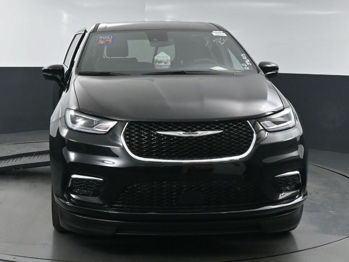 Black Chrysler Pacifica image number 1