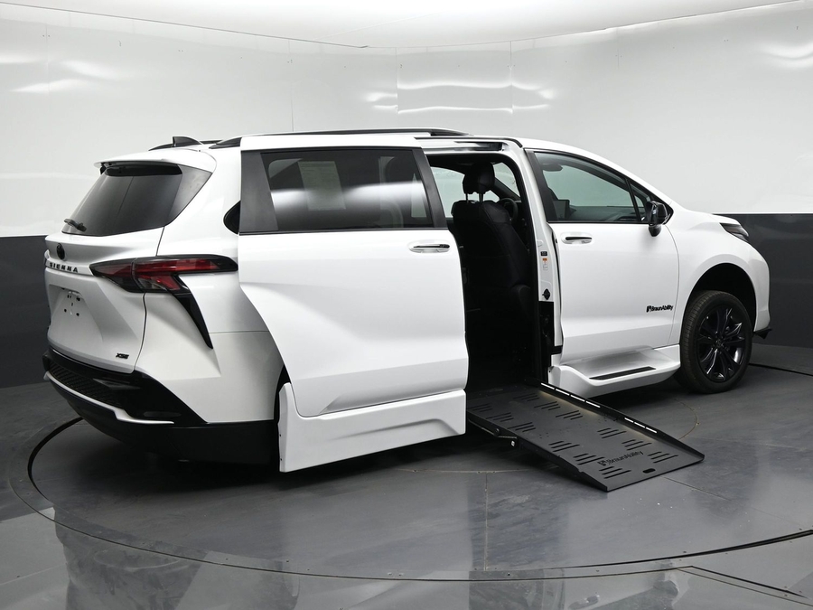 New 2026 Toyota Sienna Hybrid XSE Sport - BraunAbility Side Entry Fold Out Automatic Ramp