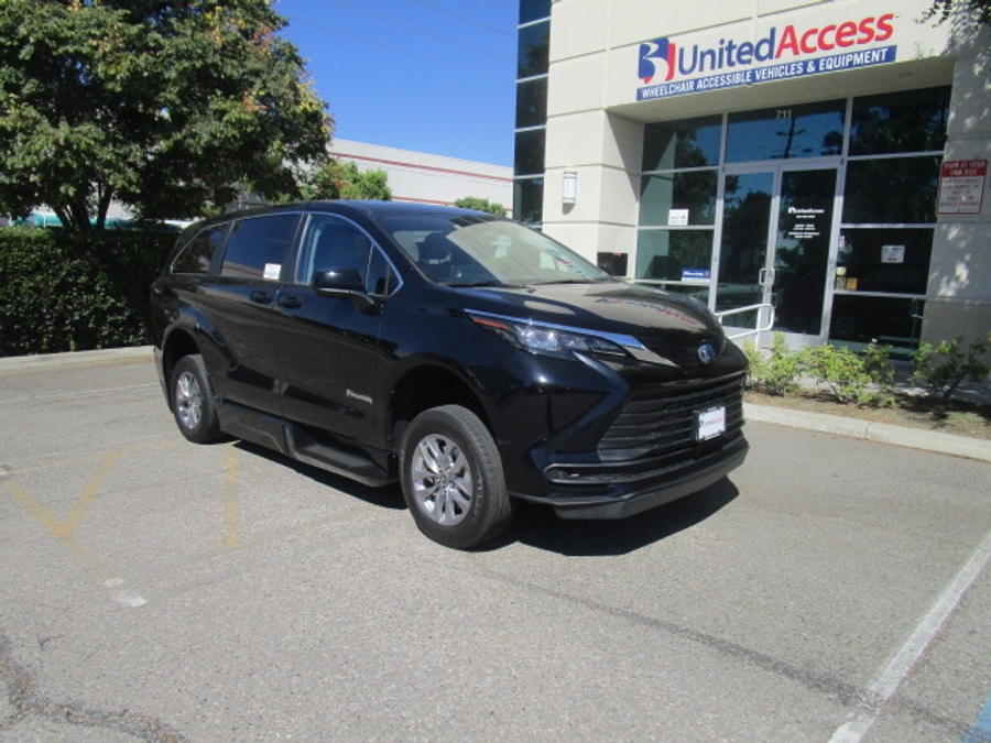 Used 2024 Toyota Sienna Hybrid LE Base - BraunAbility Side Entry Fold Out Automatic Ramp