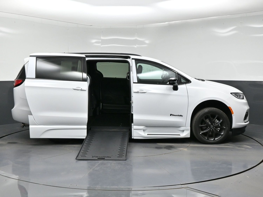 White Chrysler Pacifica image number 5