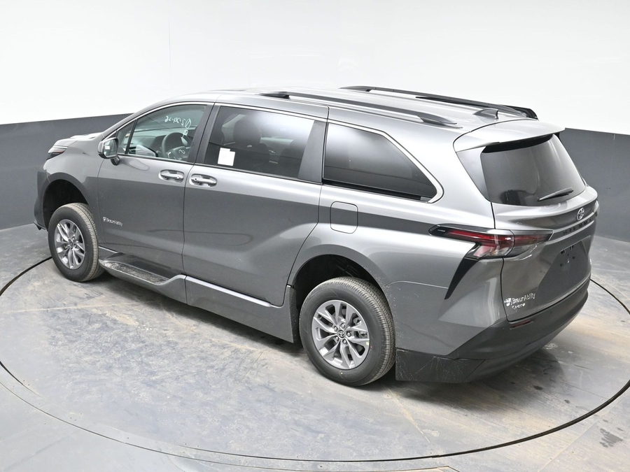 Grey Toyota Sienna image number 18