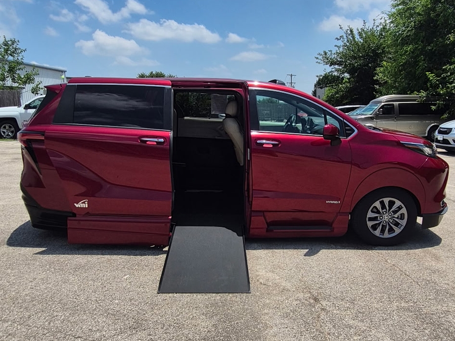 Red Toyota Sienna image number 4