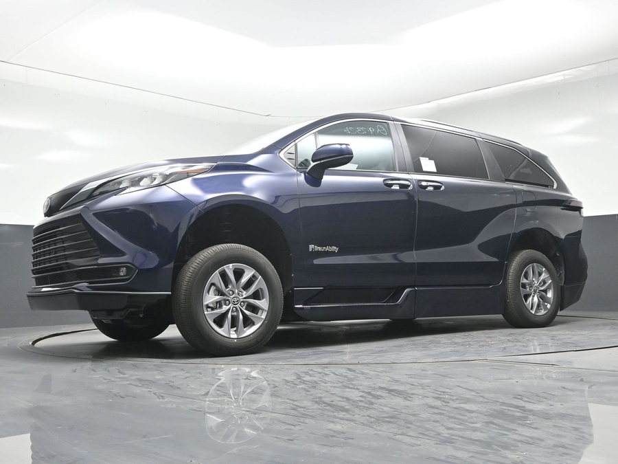 New 2026 Toyota Sienna Hybrid XLE Base - BraunAbility Side Entry Fold Out Automatic Ramp
