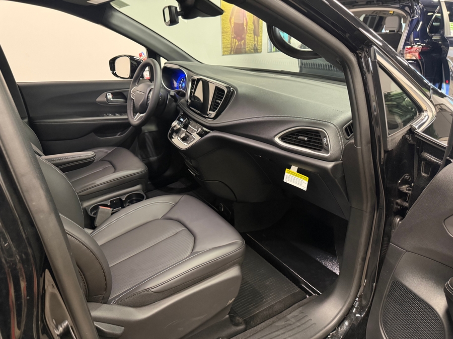 Black Chrysler Pacifica image number 12