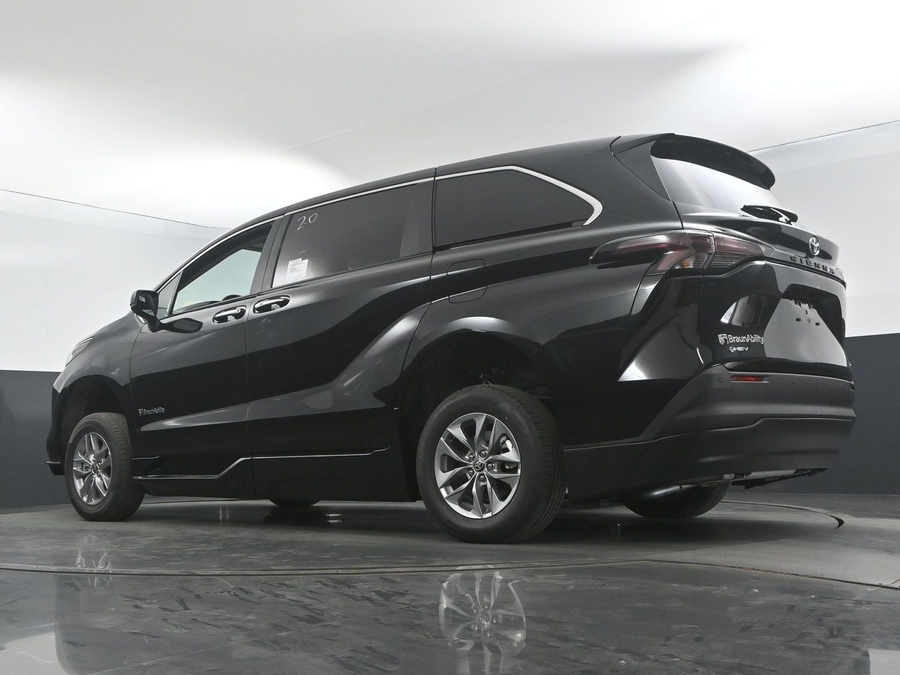 New 2025 Toyota Sienna Hybrid XLE Base - BraunAbility Side Entry Entry Fold Out Automatic Ramp