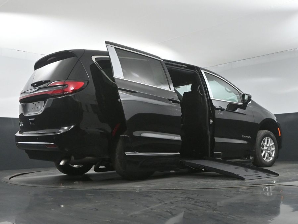 Black Chrysler Pacifica image number 20