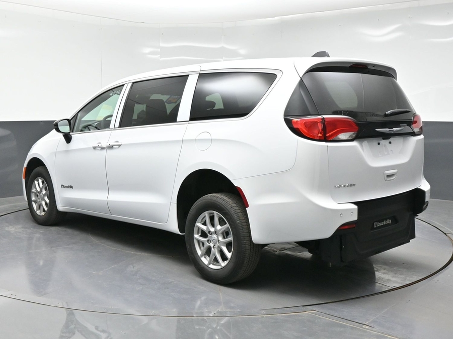 White Chrysler Voyager image number 2