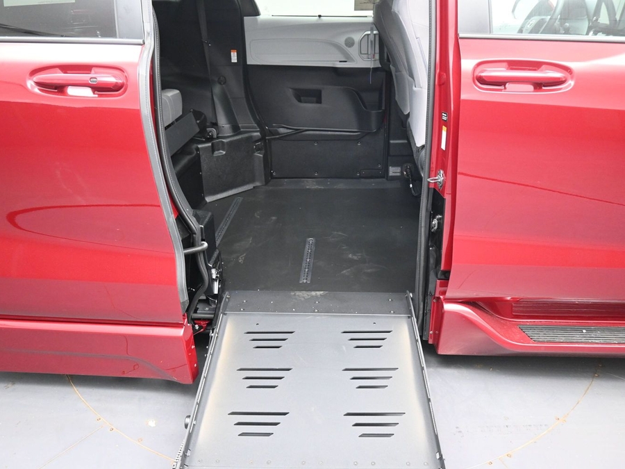 New 2026 Toyota Sienna Hybrid LE - BraunAbility Side Entry Fold Out Automatic Ramp