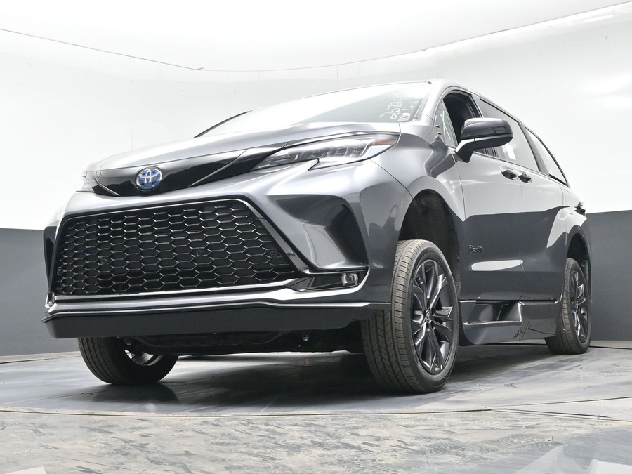 New 2025 Toyota Sienna Hybrid XSE Sport - BraunAbility Side Entry Entry In Floor Automatic Ramp