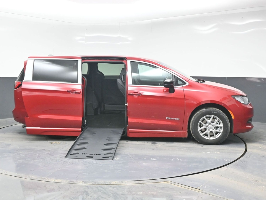 Red Chrysler Voyager image number 7