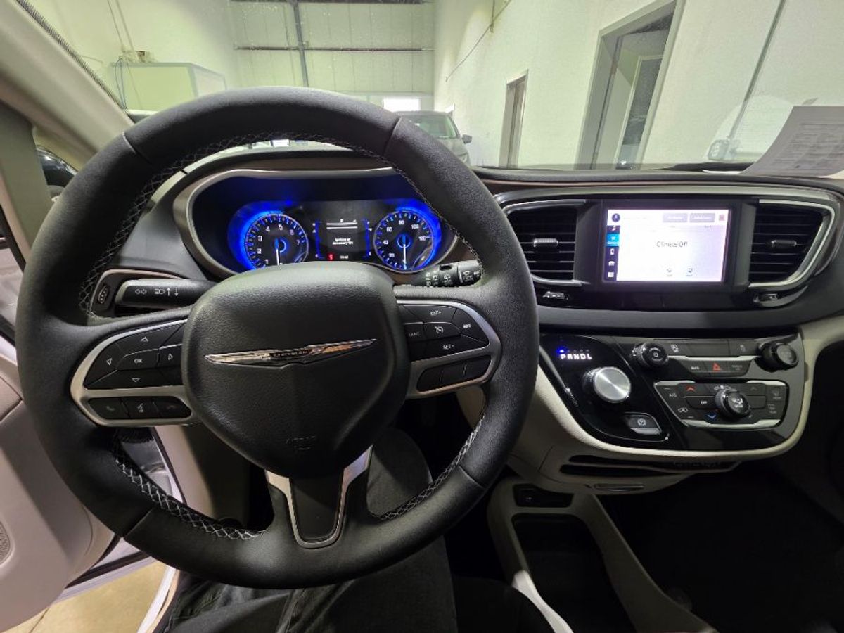 White Chrysler Voyager image number 31